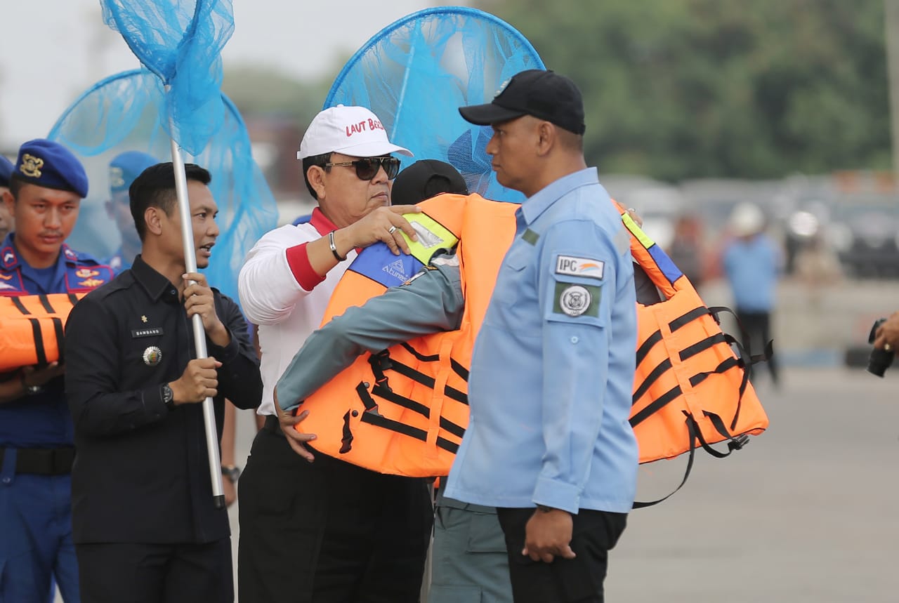 Wujudkan Laut Lampung Bersih, Gubernur Luncurkan Kapal Pembersih