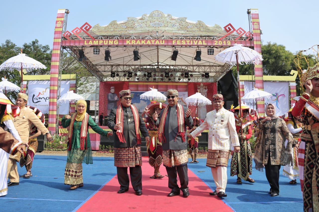 Parade Budaya Festival Krakatau 2019 Getarkan Bandarlampung, Raih 3 Trending Topic Nasional