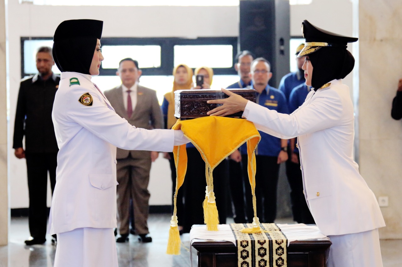 Wagub Nunik Serahkan Duplikat Bendera Pusaka