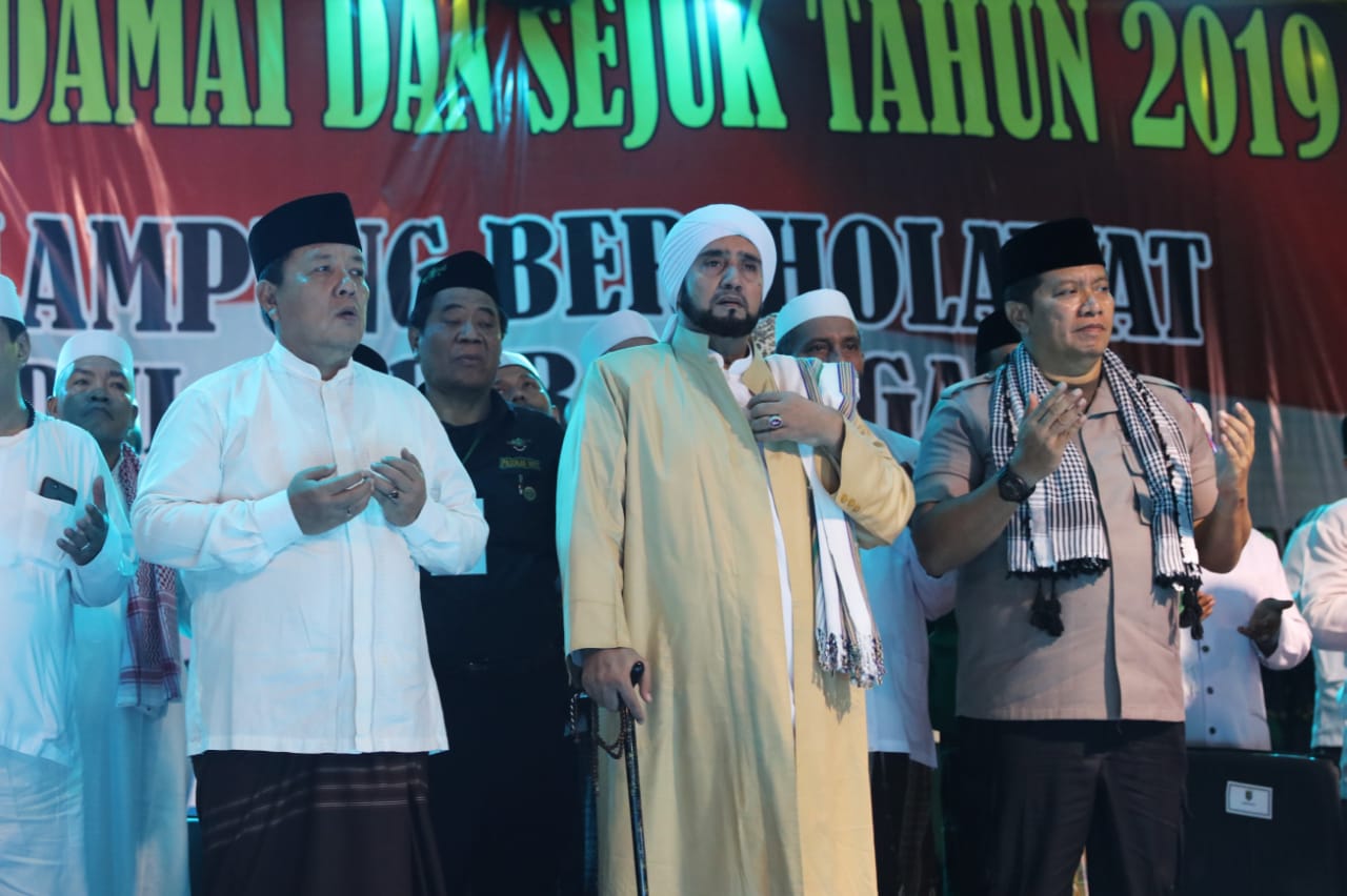 Gubernur Arinal dan Wagub Nunik Sholawat Bersama Puluhan Ribu Masyarakat Lampung