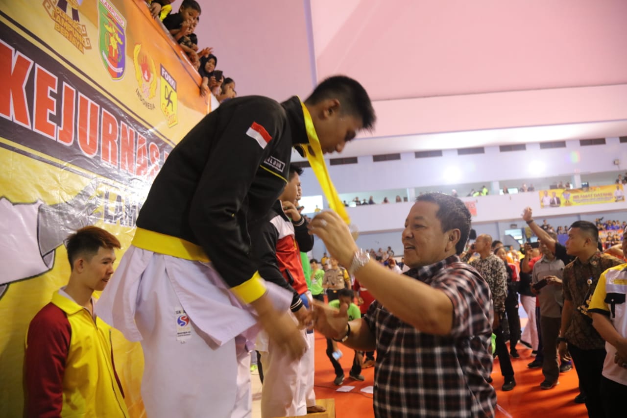Lampung Pimpin Perolehan Medali di Kejurnas Karate 2019, Gubernur Arinal Serahkan Medali Kelas 76 Kg