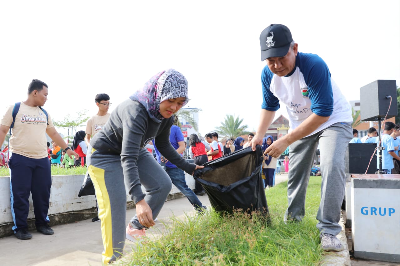 Beri Inspirasi Peduli Lingkungan, Wagub Chusnunia Lakukan Aksi Bersih Bersama Ratusan Siswa di Elephant Park