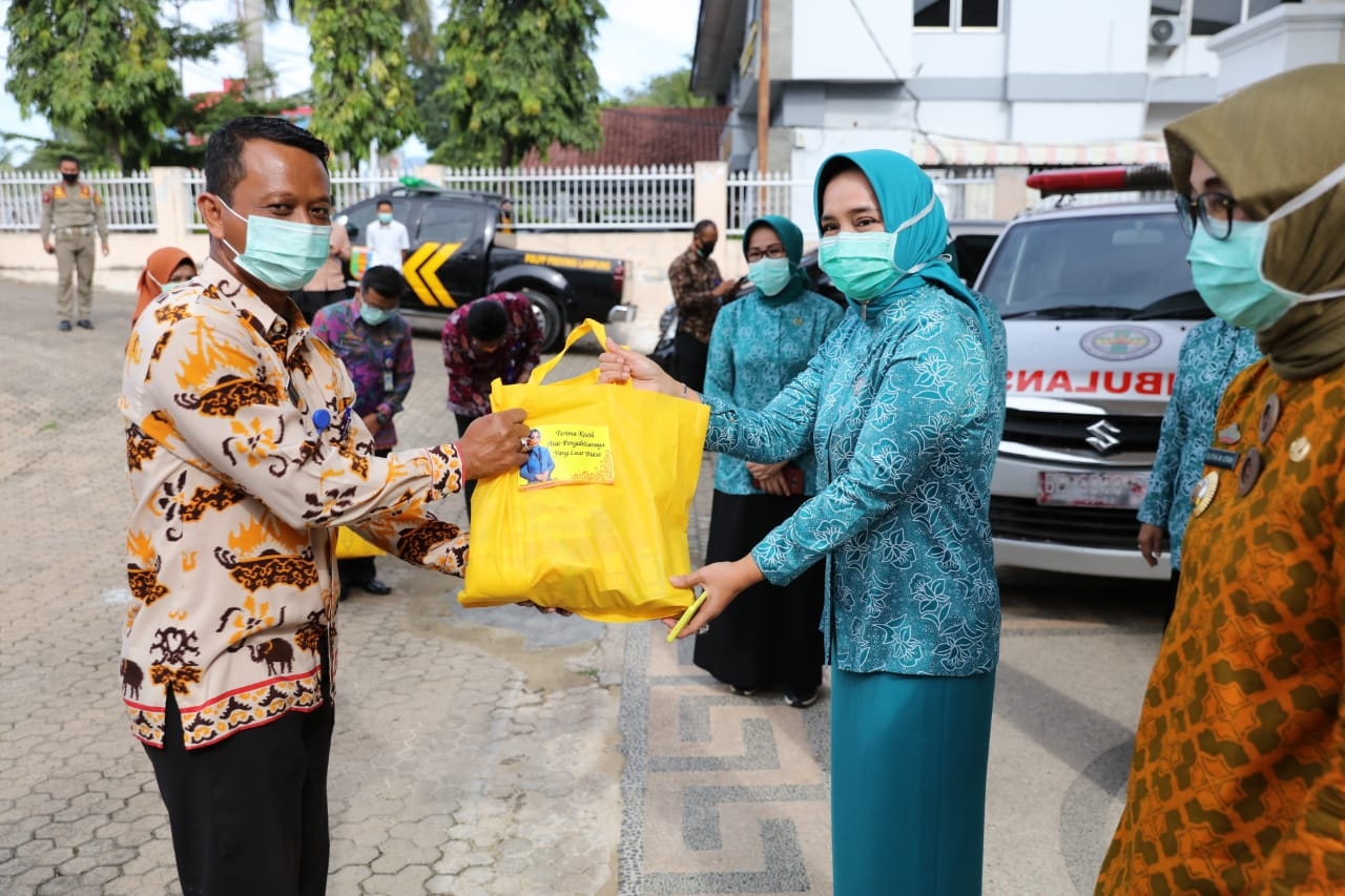 Ibu Riana Arinal Serahkan  Bantuan Sembako untuk Petugas Non Medis RSUD Abdul Moeloek