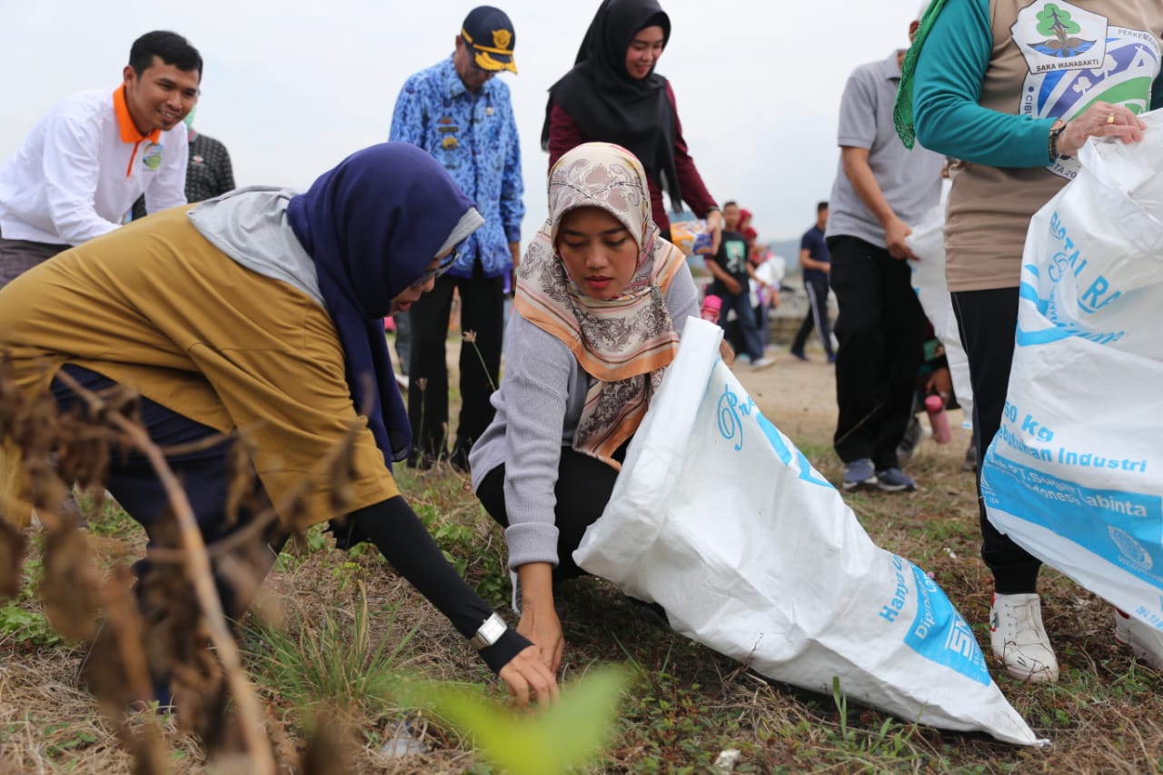 Sukseskan Lampung Berjaya dan Indonesia Bersih Tahun 2025, Wagub Chusnunia Lakukan Gerakan Bersih Pantai di Gunung Kunyit